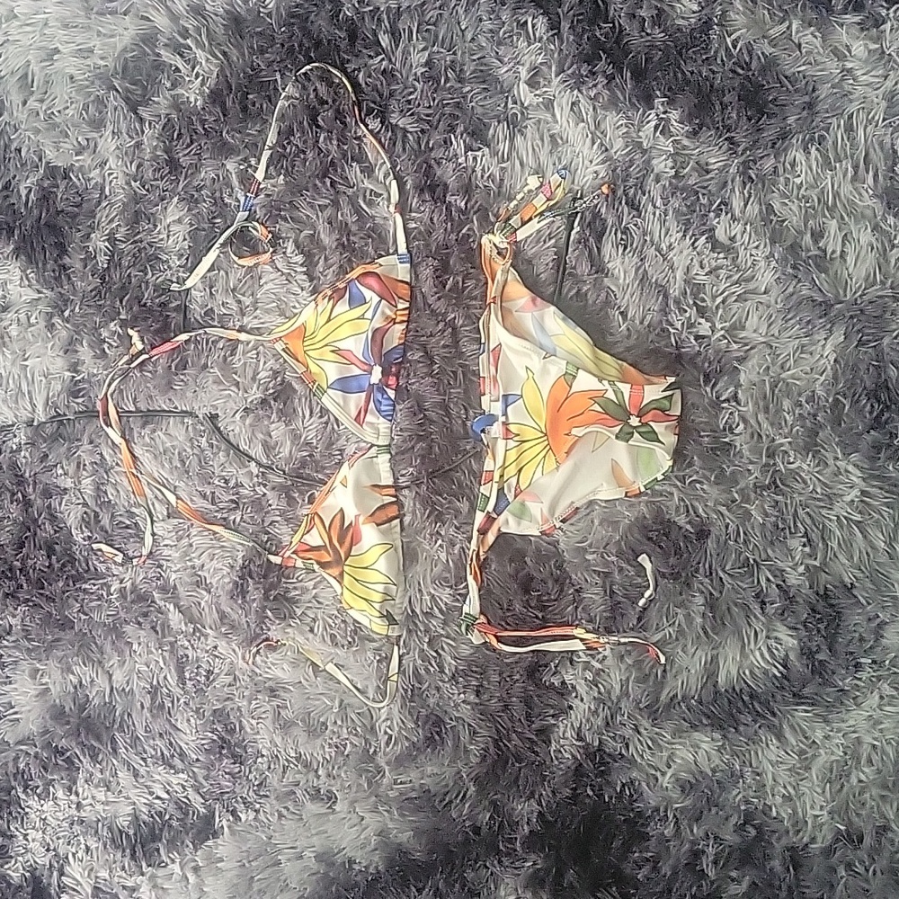 Summer Lips string floral bikini. Size S. Like New.